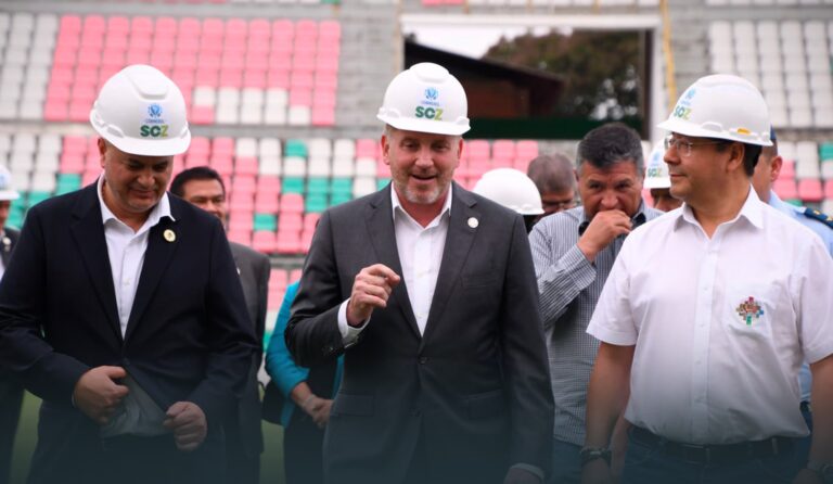 Fernando Costas (FBF), Alejandro Dominguez (CONMEBOL) y Luis Arce